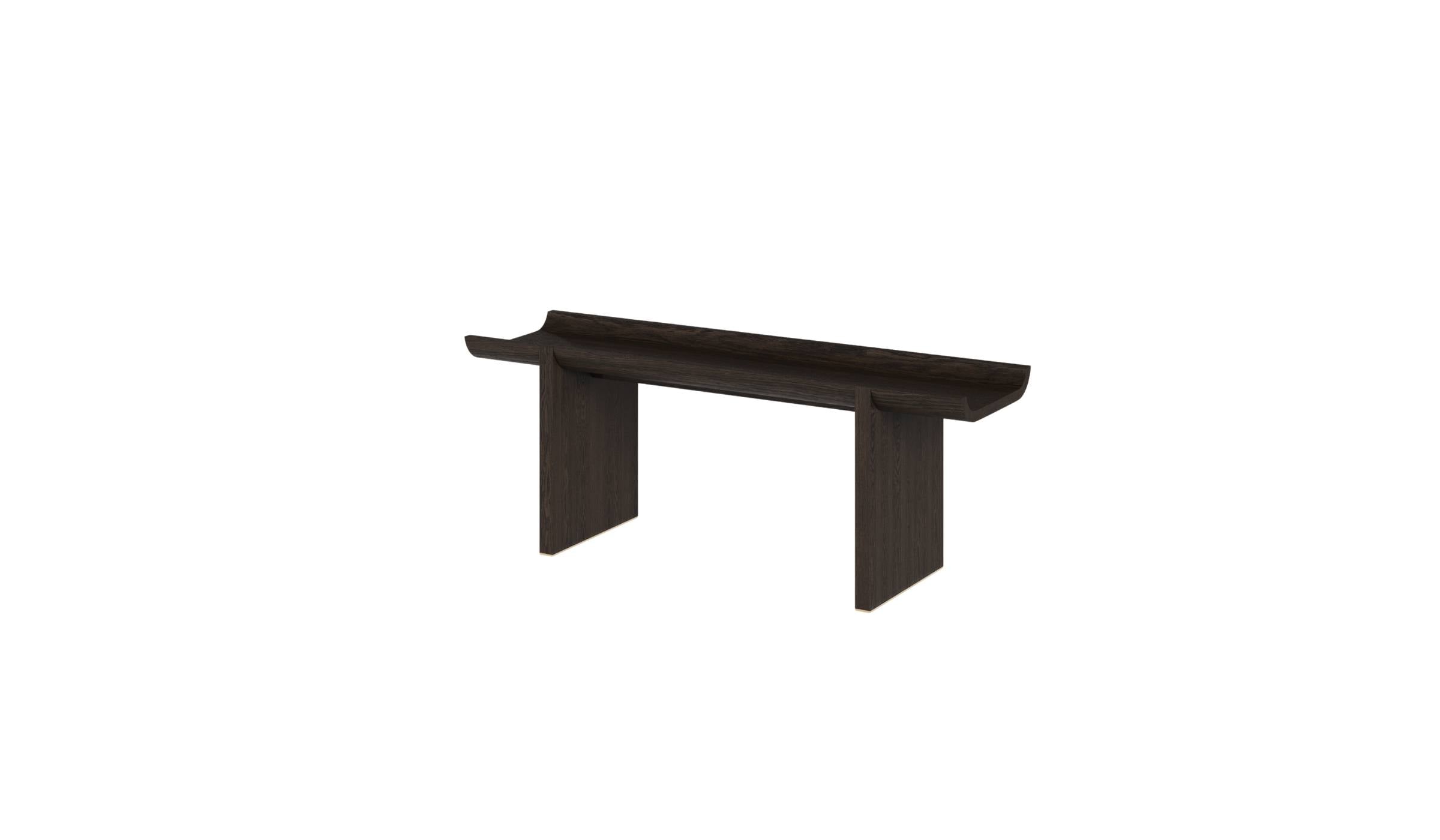 Table d'appoint Rigoles de WeWood en chêne brun, design organique avec plateau sculpté, vue de trois quarts sur fond blanc