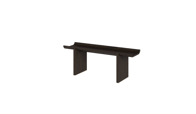 Table d'appoint Rigoles de WeWood en chêne brun, design organique avec plateau sculpté, vue de trois quarts sur fond blanc