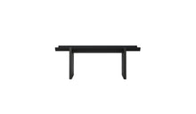 Table d'appoint Rigoles de WeWood en chêne fumé, vue de face sur fond blanc, piètement géométrique et plateau incurvé