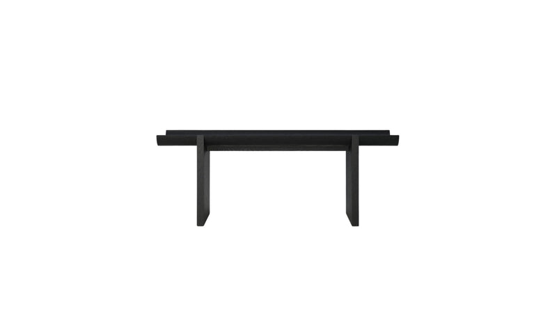 Table d'appoint Rigoles de WeWood en chêne fumé, vue de face sur fond blanc, piètement géométrique et plateau incurvé