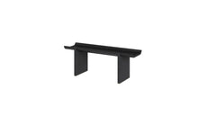 Table d'appoint Rigoles de WeWood en chêne fumé, design organique avec plateau sculpté, vue de trois quarts sur fond blanc