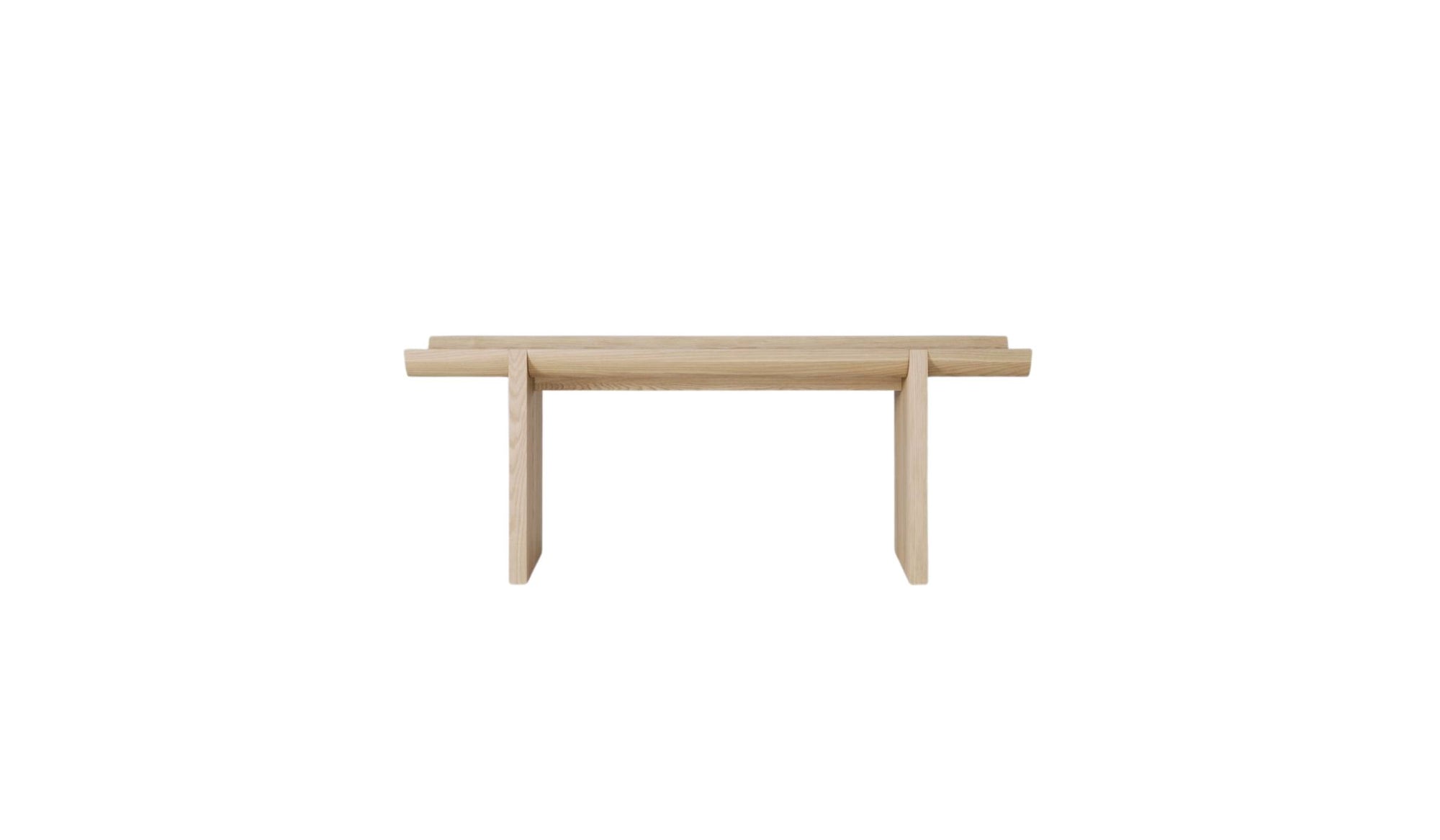Table d'appoint Rigoles de WeWood en chêne naturel, vue de face sur fond blanc, piètement géométrique et plateau incurvé