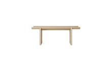 Table d'appoint Rigoles de WeWood en chêne naturel, vue de face sur fond blanc, piètement géométrique et plateau incurvé