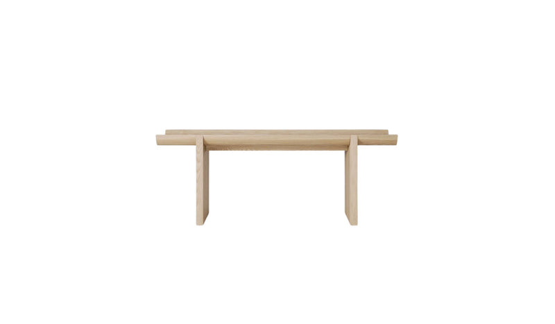 Table d'appoint Rigoles de WeWood en chêne naturel, vue de face sur fond blanc, piètement géométrique et plateau incurvé