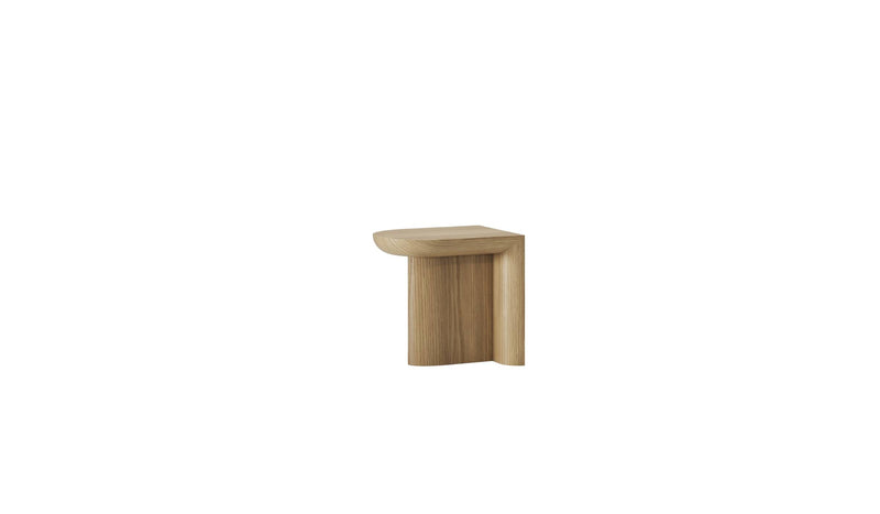 Table d’appoint Re-Form de Wewood en chêne massif, vue de 3/4 sur fond blanc 