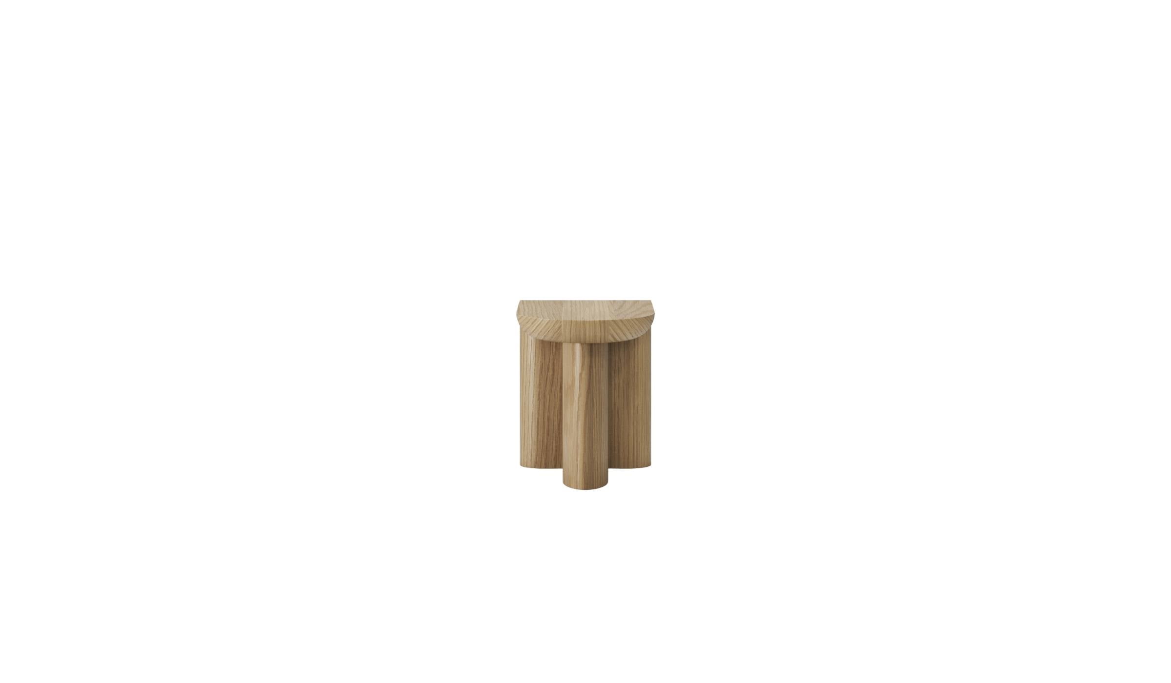 Table d’appoint Re-Form de Wewood en chêne massif, vue de face sur fond blanc 