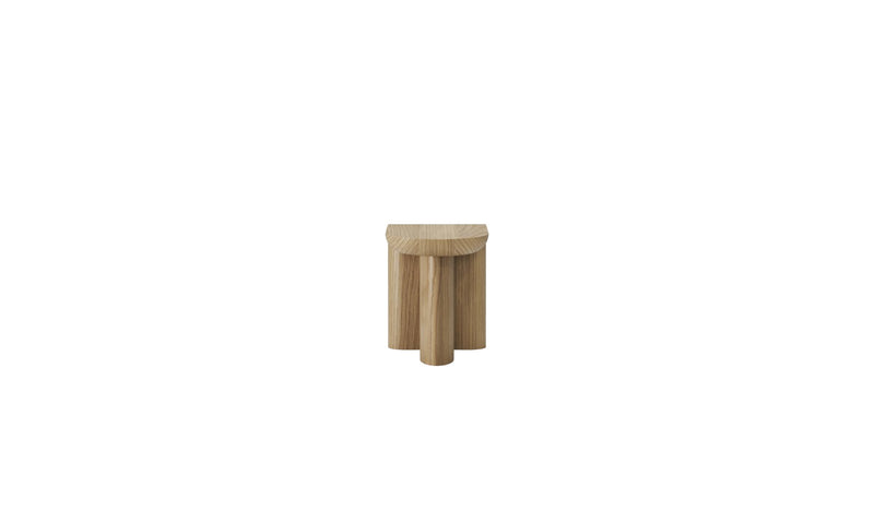 Table d’appoint Re-Form de Wewood en chêne massif, vue de face sur fond blanc 