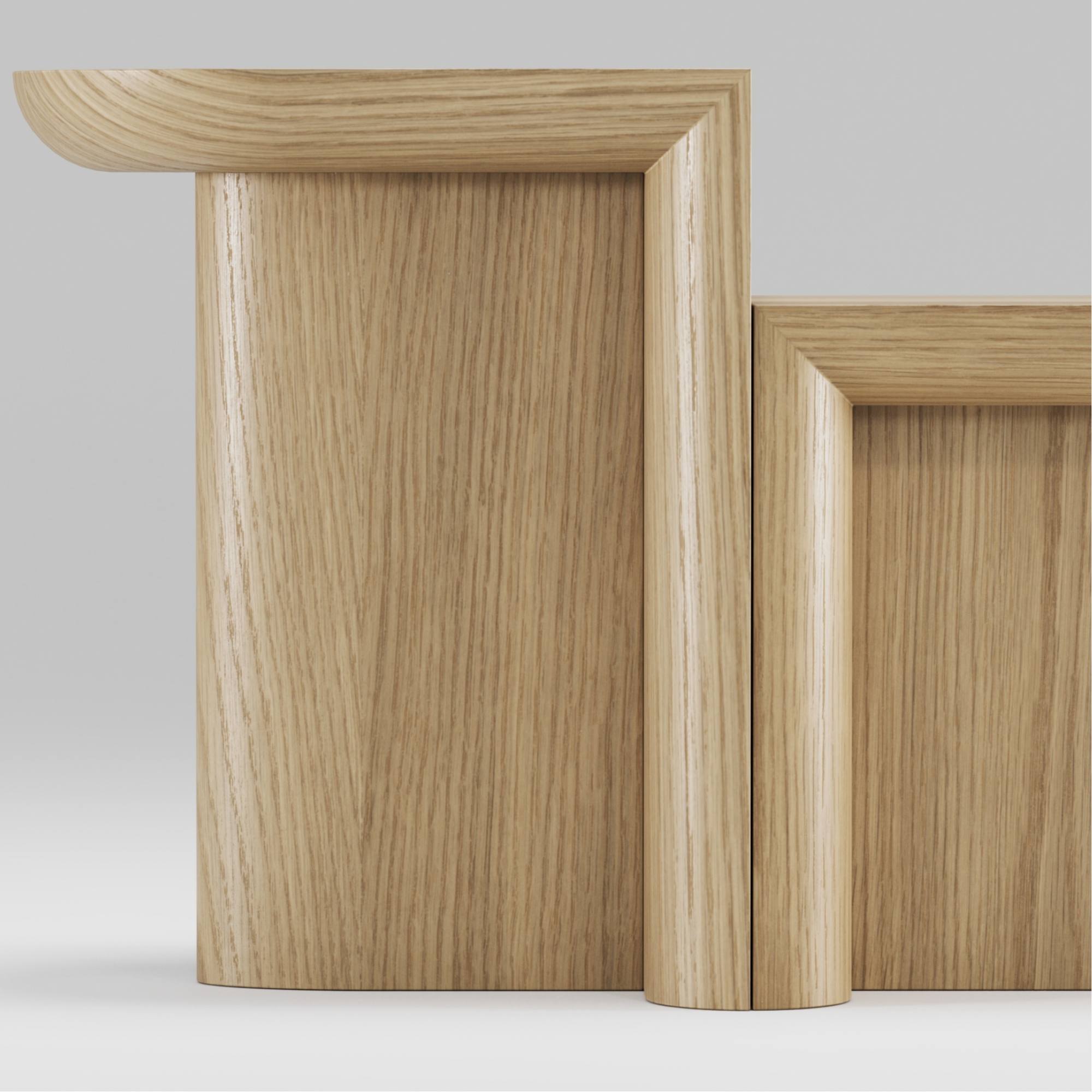 Détail des piètements des tables d’appoint et d’appoint haute Re-Form en chêne massif, design Wewood, sur fond neutre.