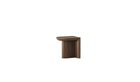 Table d’appoint Re-Form de Wewood en noyer massif, vue de 3/4 sur fond blanc 