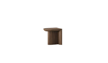 Table d’appoint Re-Form de Wewood en noyer massif, vue de 3/4 sur fond blanc 