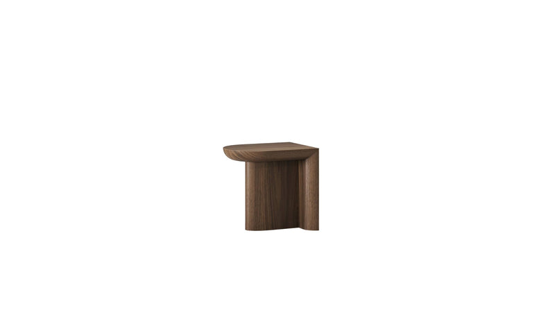 Table d’appoint Re-Form de Wewood en noyer massif, vue de 3/4 sur fond blanc 