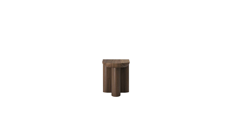Table d’appoint Re-Form de Wewood en noyer massif, vue de face sur fond blanc 