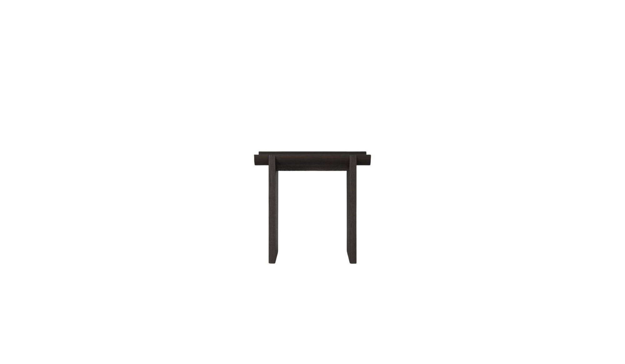 Table d'appoint haute Rigoles de WeWood en chêne brun, vue de face sur fond blanc, piètement géométrique et plateau incurvé