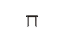 Table d'appoint haute Rigoles de WeWood en chêne brun, vue de face sur fond blanc, piètement géométrique et plateau incurvé