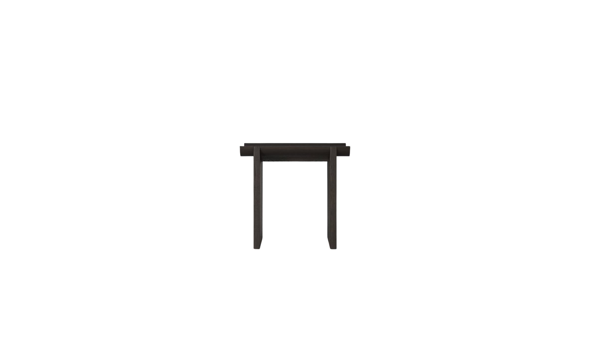 Table d'appoint haute Rigoles de WeWood en chêne brun, vue de face sur fond blanc, piètement géométrique et plateau incurvé