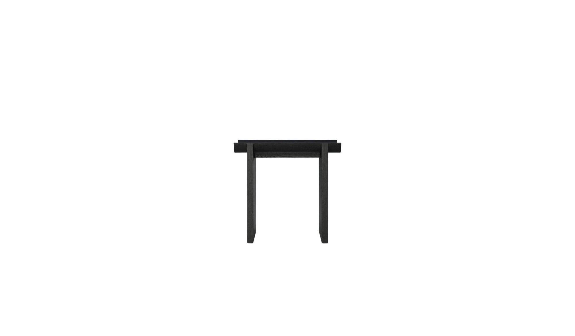 Table d'appoint haute Rigoles de WeWood en chêne fumé, vue de face sur fond blanc, piètement géométrique et plateau incurvé