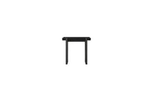 Table d'appoint haute Rigoles de WeWood en chêne fumé, vue de face sur fond blanc, piètement géométrique et plateau incurvé
