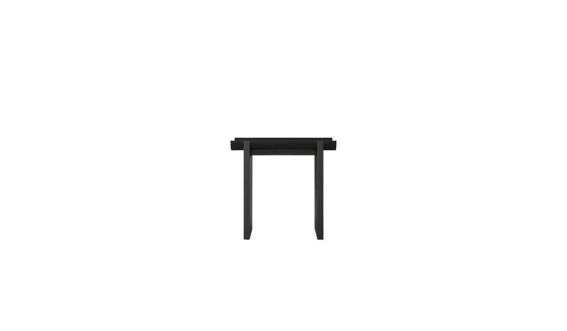 Table d'appoint haute Rigoles de WeWood en chêne fumé, vue de face sur fond blanc, piètement géométrique et plateau incurvé
