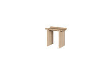Table d'appoint haute Rigoles de WeWood en chêne naturel, avec plateau sculpté, vue de trois quarts sur fond blanc