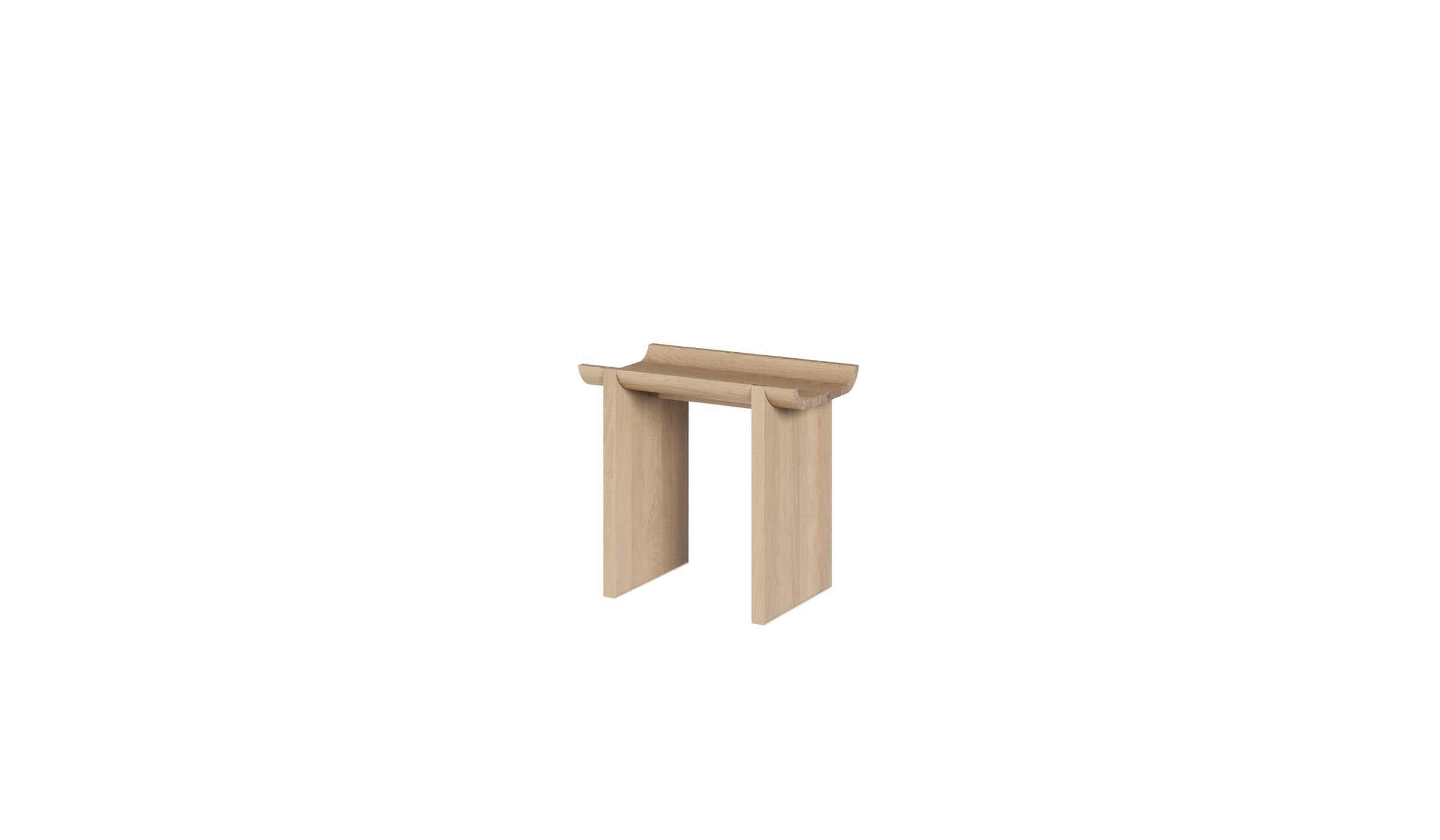 Table d'appoint haute Rigoles de WeWood en chêne naturel, avec plateau sculpté, vue de trois quarts sur fond blanc