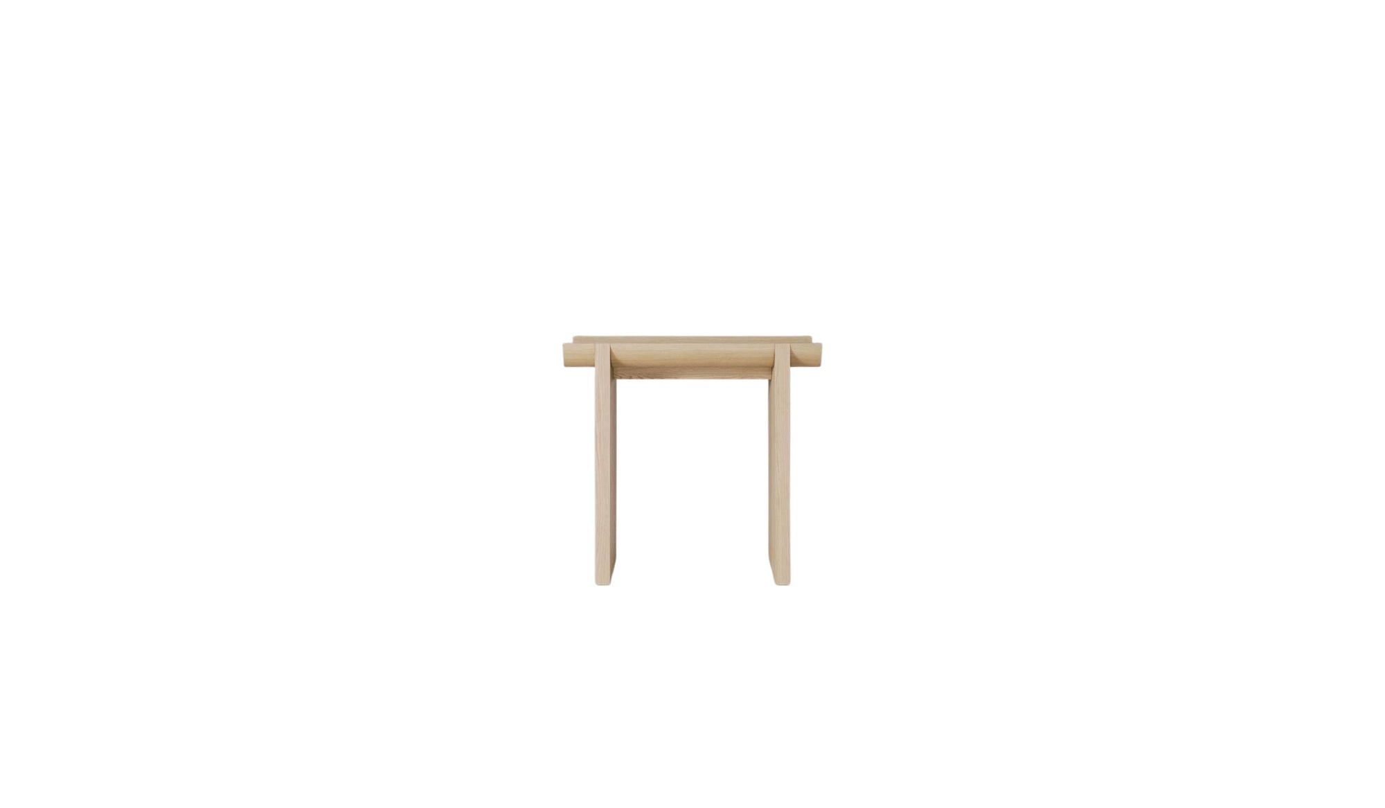 Table d'appoint haute Rigoles de WeWood en chêne naturel, vue de face sur fond blanc, piètement géométrique et plateau incurvé