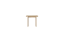 Table d'appoint haute Rigoles de WeWood en chêne naturel, vue de face sur fond blanc, piètement géométrique et plateau incurvé
