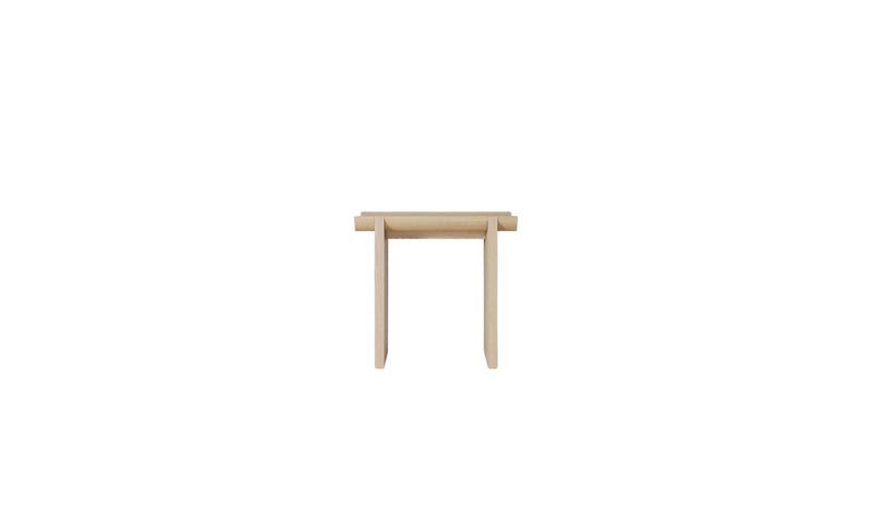 Table d'appoint haute Rigoles de WeWood en chêne naturel, vue de face sur fond blanc, piètement géométrique et plateau incurvé