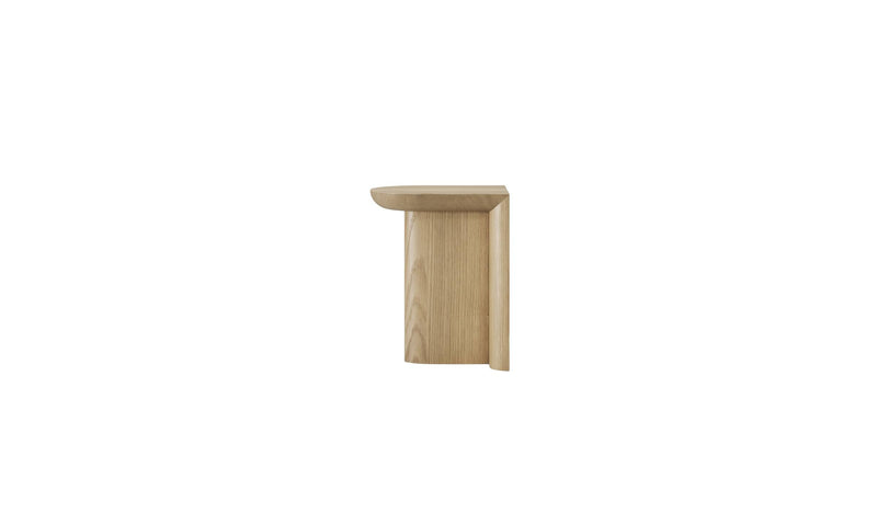 Table d’appoint haute Re-Form en chêne massif de Wewood, vue latérale sur fond blanc