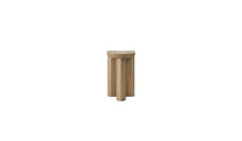 Table d’appoint haute Re-Form en chêne massif de Wewood, vue de face sur fond blanc