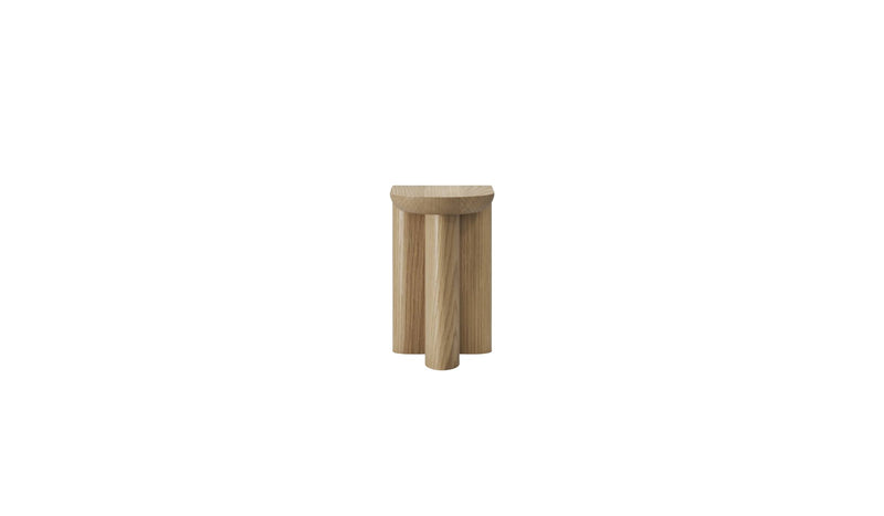 Table d’appoint haute Re-Form en chêne massif de Wewood, vue de face sur fond blanc