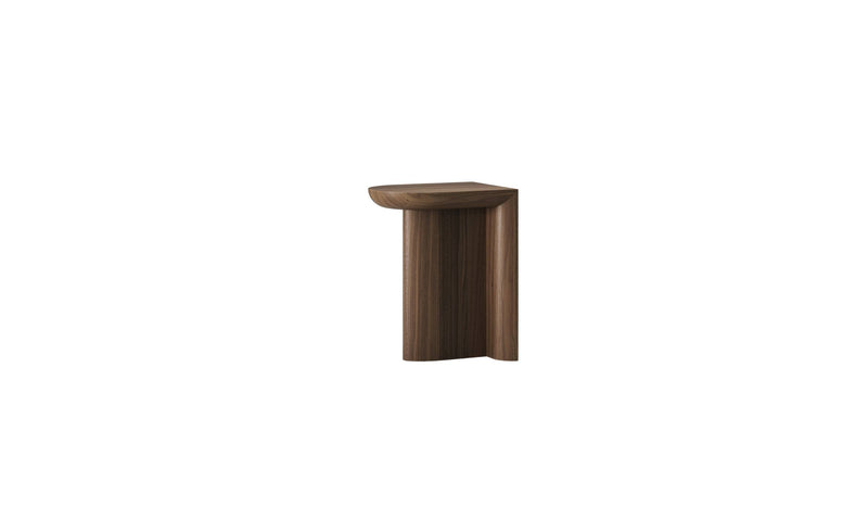 Table d’appoint haute Re-Form en noyer massif de Wewood, vue de 3/4 sur fond blanc