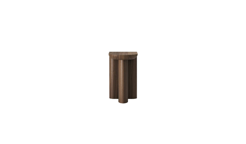 Table d’appoint haute Re-Form en noyer massif de Wewood, vue de face sur fond blanc