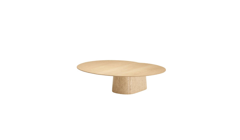 Table basse Anchor de Wewood en chêne et marbre travertin, vue en légère plongée sur la gauche sur fond blanc