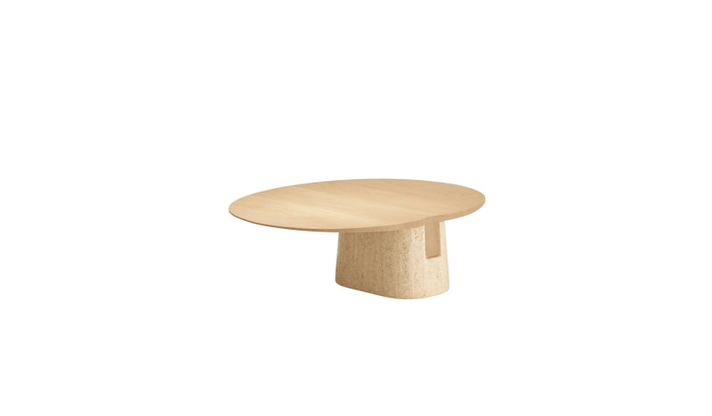 Table basse Anchor de Wewood en chêne et marbre travertin, vue en diagonale avec ombre portée.