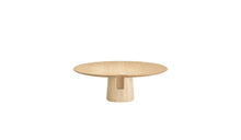 Table basse Anchor de Wewood en chêne et marbre travertin, vue arrière mettant en valeur l’épaisseur du plateau.