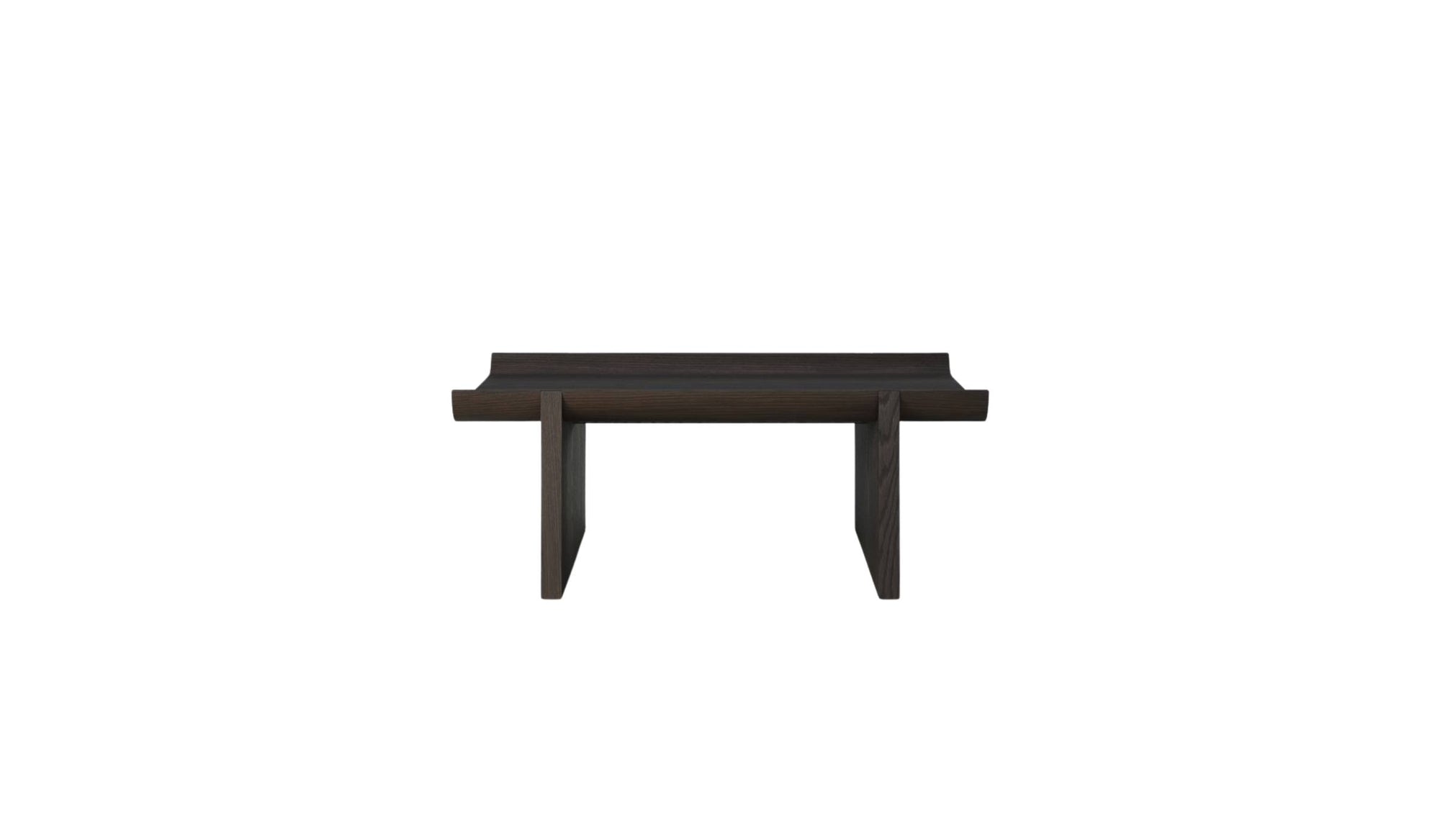 Table basse Rigoles de WeWood en chêne brun, vue de face sur fond blanc, piètement géométrique et plateau incurvé