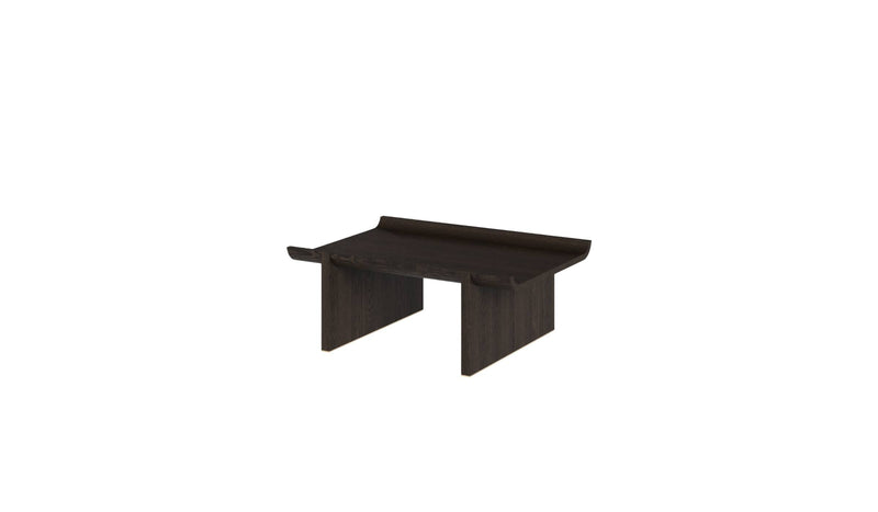 Table basse Rigoles de WeWood en chêne brun, design organique avec plateau sculpté, vue de trois quarts sur fond blanc