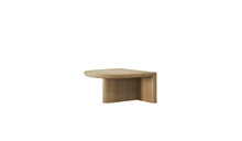 Table basse Re-Form de Wewood en chêne massif, bois clair, vue de 3/4 sur fond blanc