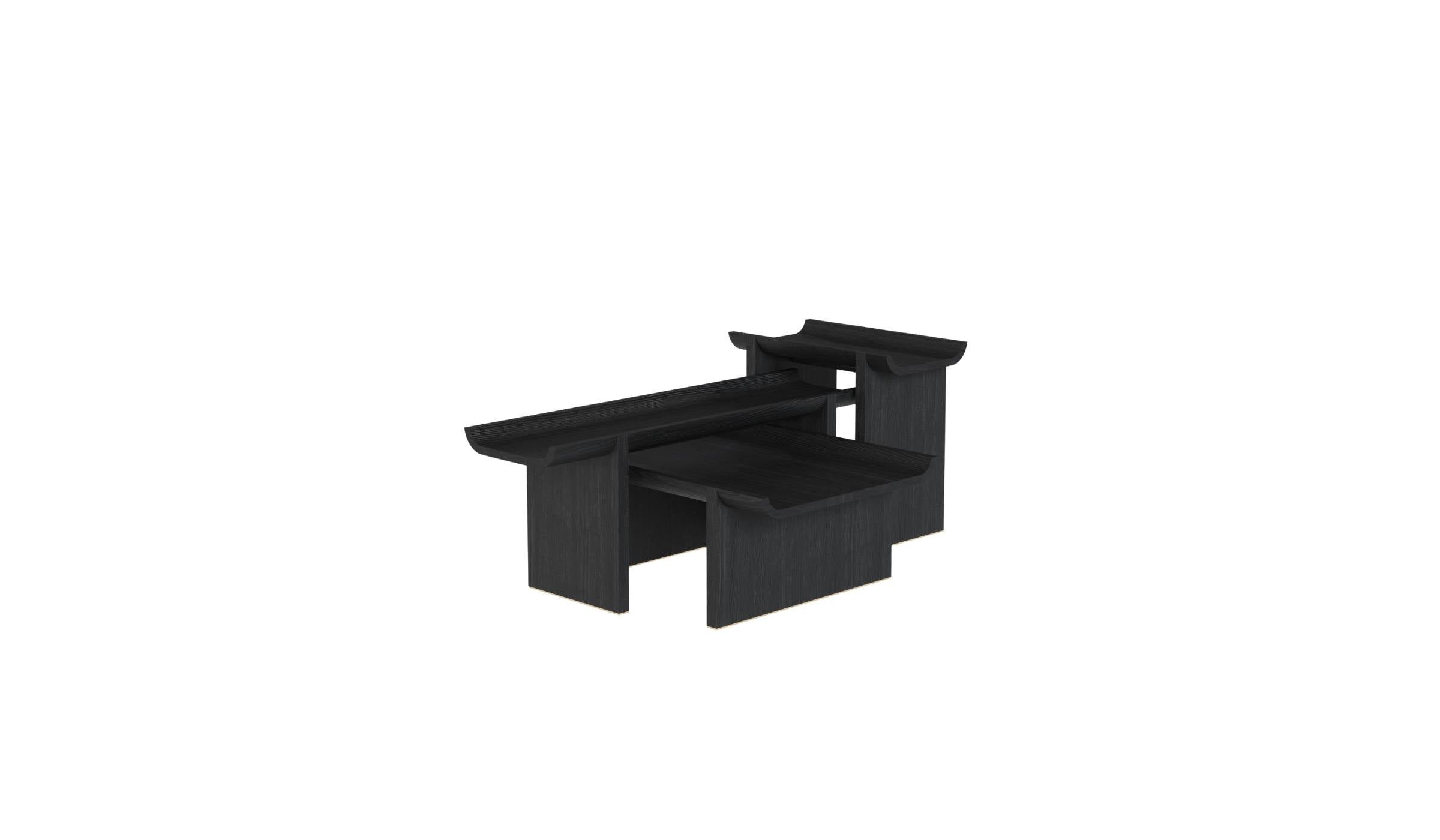 Ensemble de tables Rigoles de WeWood en chêne fumé, trois hauteurs au design organique, vue en perspective sur fond blanc