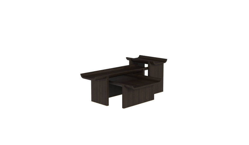 Ensemble de tables Rigoles de WeWood en chêne brun, trois hauteurs au design organique, vue en perspective sur fond blanc
