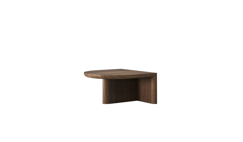 Table basse Re-Form de Wewood en noyer massif, bois foncé, vue de 3/4 sur fond blanc