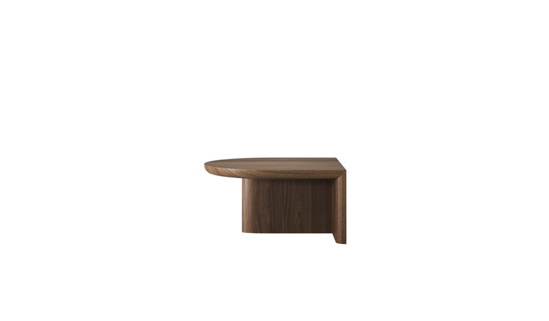 Table basse Re-Form de Wewood en noyer massif, bois foncé, vue latérale sur fond blanc