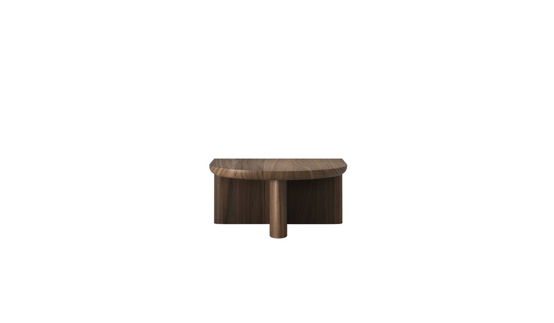 Table basse Re-Form de Wewood en noyer massif, bois foncé, vue de face sur fond blanc