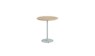 Table bistrot Moka Tiptoe, plateau rond en chêne, pied central en acier thermolaqué bleu pâle, vue 3/4 sur fond blanc.