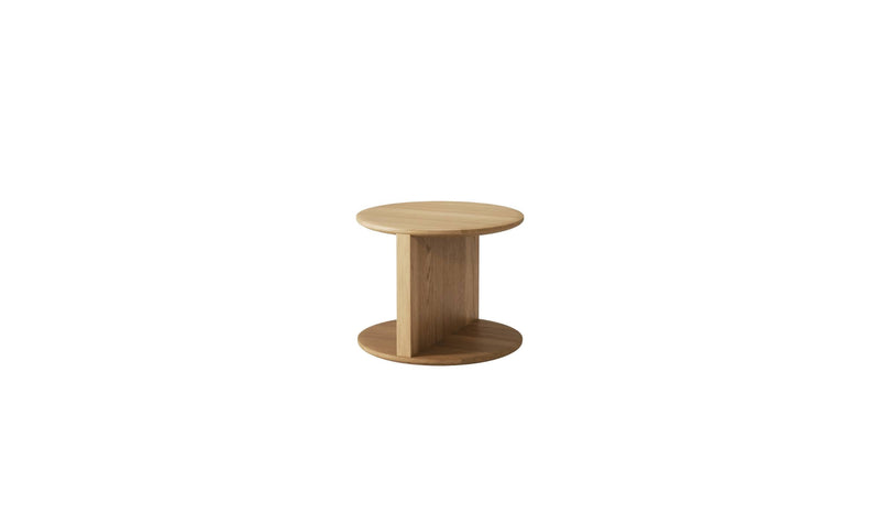 Table de chevet Duplex en chêne massif de Wewood, vue de trois quart sur fond blanc
