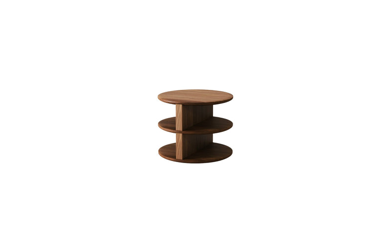 Table de chevet Triplex en noyer massif de Wewood, vue de trois quart sur fond blanc