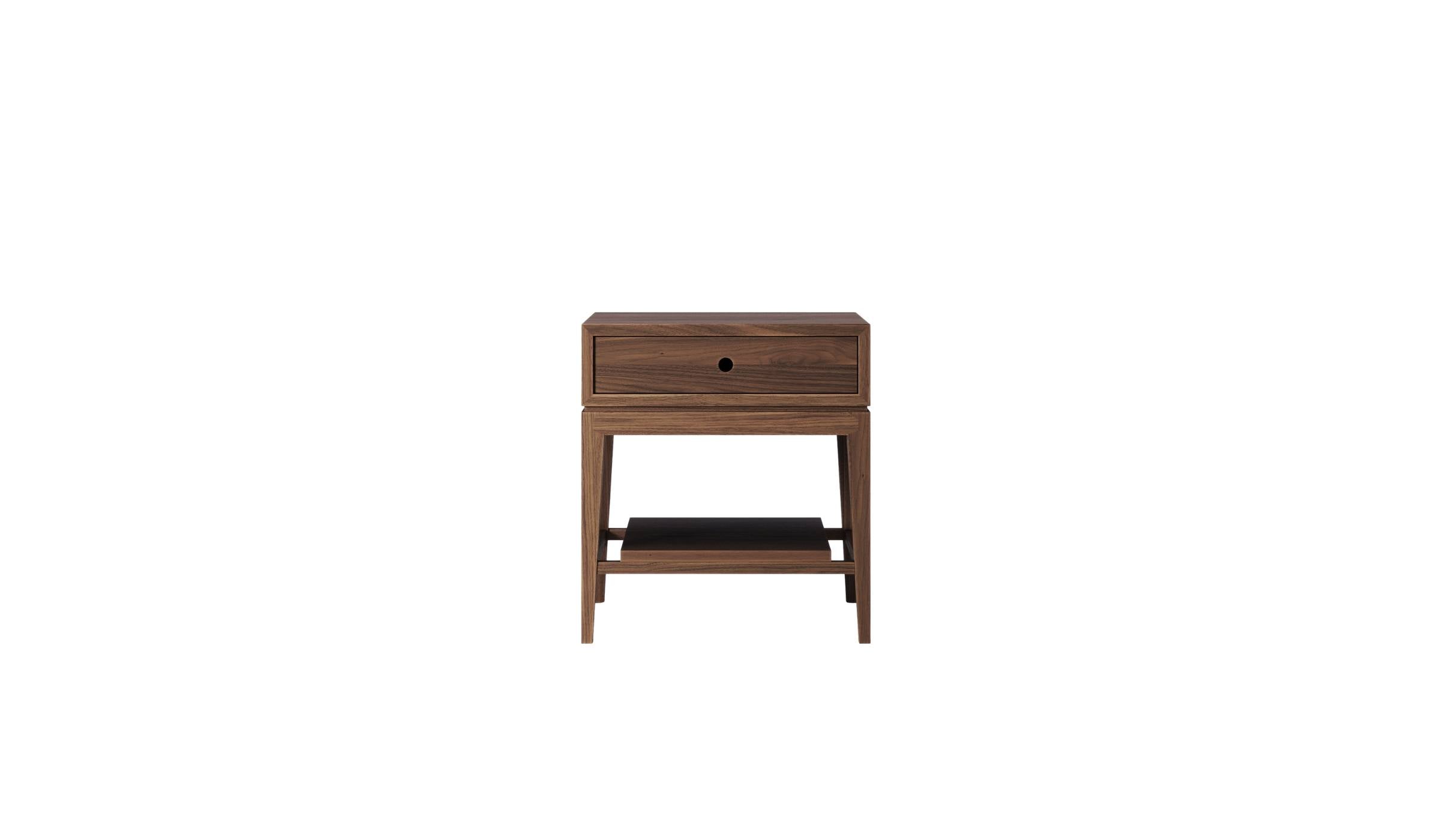 Table de chevet Criado Mudo Wewood en noyer massif, vue de face sur fond blanc avec tiroir et étagère.