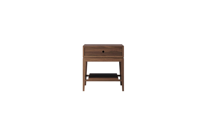 Table de chevet Criado Mudo Wewood en noyer massif, vue de face sur fond blanc avec tiroir et étagère.