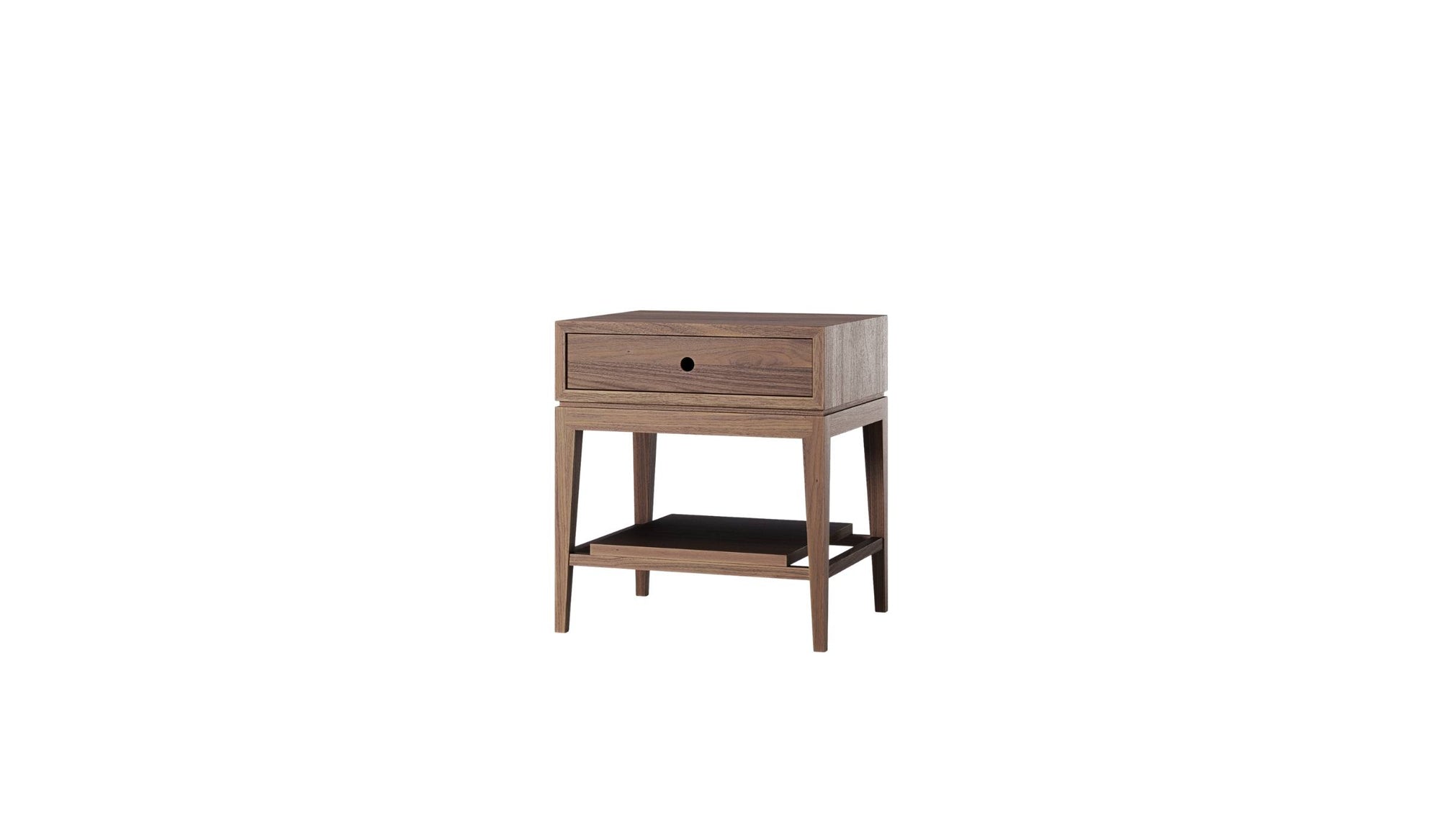 Table de chevet Criado Mudo Wewood en noyer massif, vue de trois quarts sur fond blanc avec tiroir et étagère.
