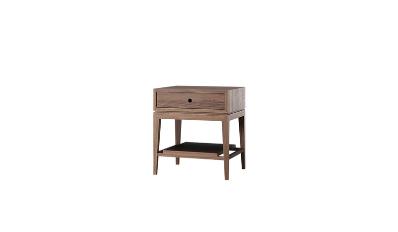 Table de chevet Criado Mudo Wewood en noyer massif, vue de trois quarts sur fond blanc avec tiroir et étagère.